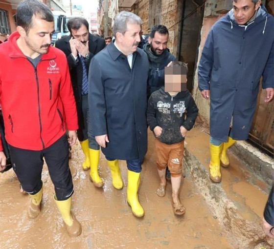 Destici'nin sel bölgesinden bir çocukla verdiği poz tepki çekti