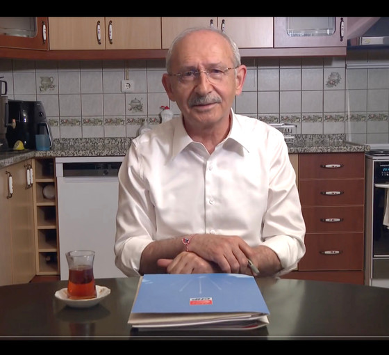 Kemal Kılıçdaroğlu kamera karşısına 'marteniçka' bileklik ile geçti