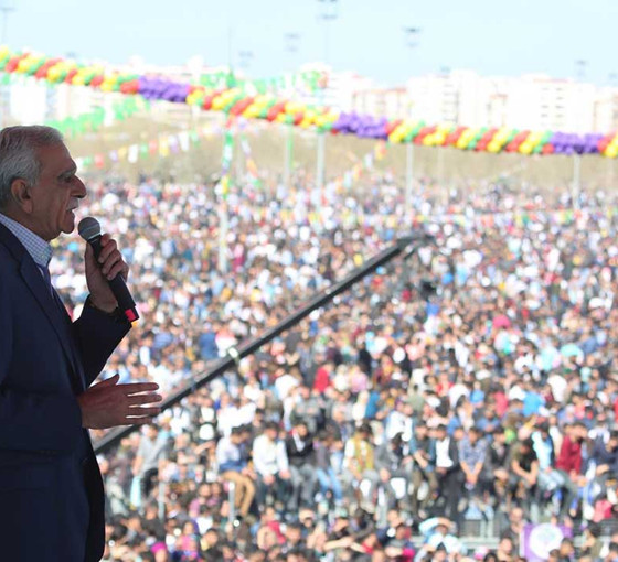 Ahmet Türk Diyarbakır Newroz'unda konuştu: 'Amacımız demokratik cumhuriyeti inşa etmek'