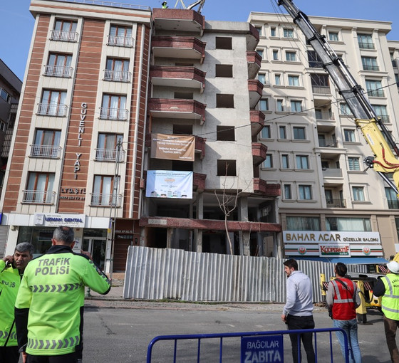 Bağcılar'daki sosyal medyanın gündemindeki riskli binanın yıkımına başlandı