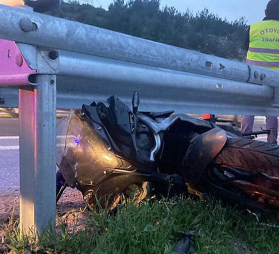 Otomobilin çarptığı motosiklet sürücüsü öldü