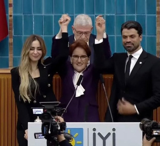 Akşener, İyi Parti'den aday adayı olan eski futbolcu Gökhan Zan'a rozet taktı
