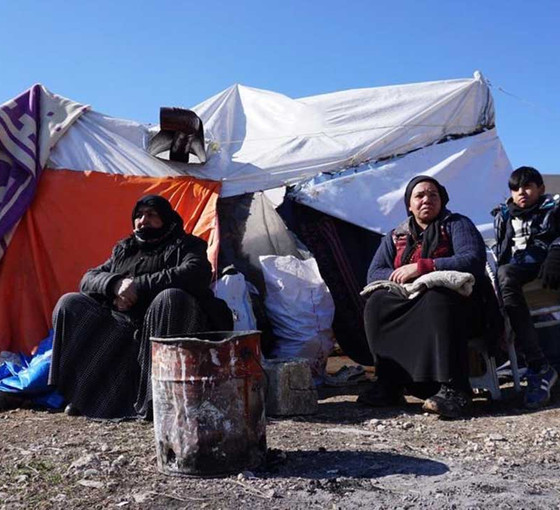 Depremzede Romanlar ayrımcılığı anlattı: 'Zabıtalar bizi çadırdan kovup hasarlı evlerimize gönderdi'