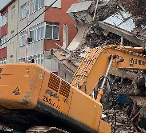Yıkım yapılan binada iş makinesinin kepçesi molozlar altında kaldı