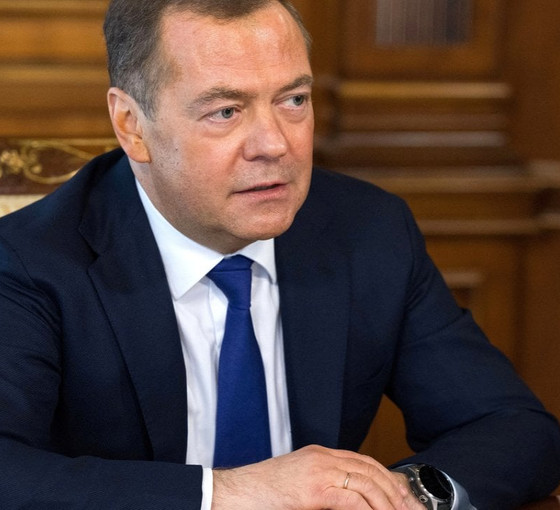 Medvedev: Putin'i tutuklama girişimini savaş ilanı sayarız