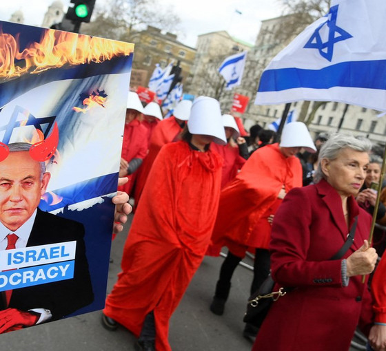 Netanyahu'yu İngiltere'de yüzlerce kişi protesto etti