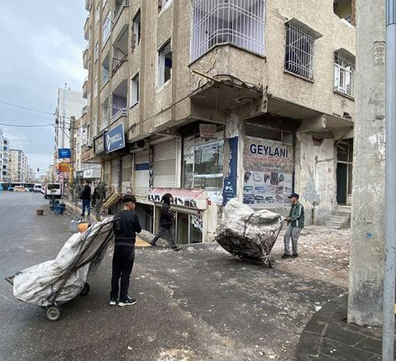 Diyarbakır’da ağır hasarlı binanın altında tehlikeli yaya ve araç trafiği: 'Korkuyla yaşıyoruz'