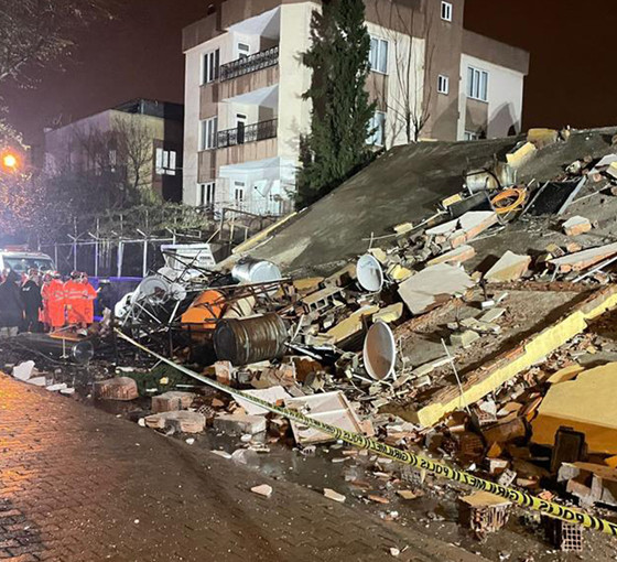 Adıyaman'da ağır hasarlı bina çöktü