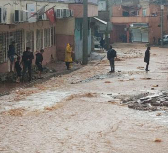 Urfa'da etkili olan sağanak yağışta sokakları su bastı