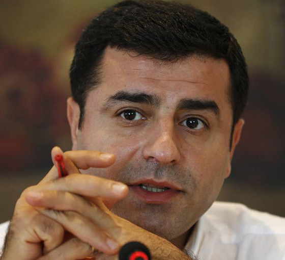 Demirtaş milletvekili adaylarına seslendi: 'Demokrasi tacını önce kendi başınıza oturtun'