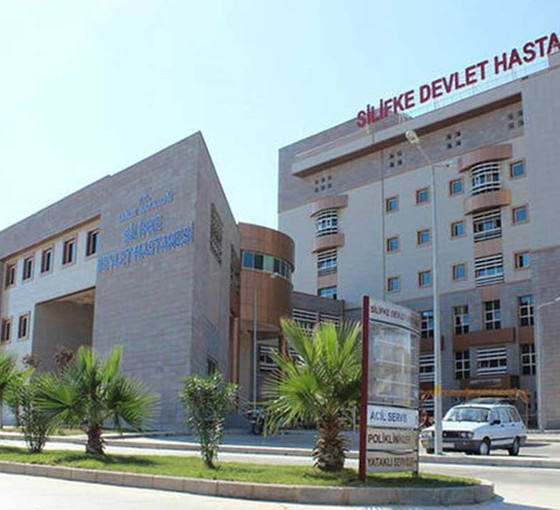 Ders sırasında okul tavanından sıva düştü: İki öğrenci yaralı