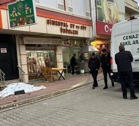 Depremlerde hasar gören binadan kopan parça bir kişiyi öldürdü