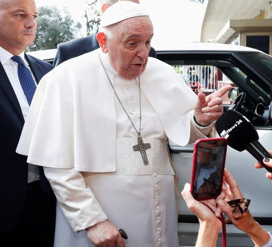 Papa Francis taburcu oldu: Hala hayattayım