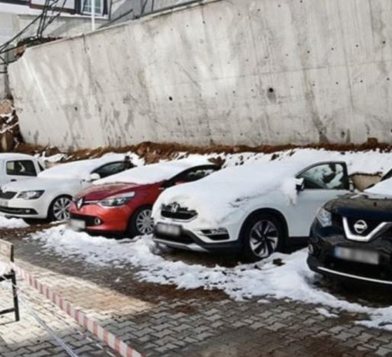 Bir hafta önce çöken istinat duvarı kaldırılmadı, 11 araç hâlâ enkazda