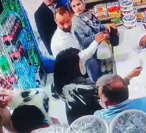 İran'da başörtüsü takmayan kadınlara yoğurtlu saldırı