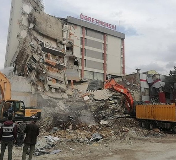 Depremde bir kısmı çöken öğretmenevi yıkılıyor