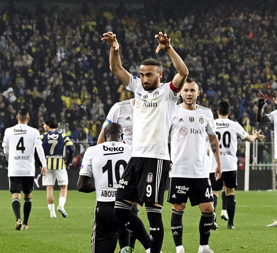 Beşiktaş, Kadıköy'de 10 kişiyle Fenerbahçe'yi devirdi