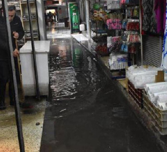 İzmir'de sağanak yağış: Kemeraltı'nda dükkanları su bastı