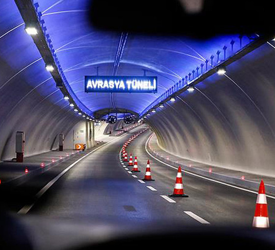 Avrasya Tüneli'nde kaza: Araç geçişine kapatıldı