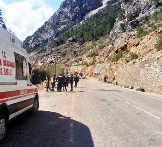 Adana'da üzerine kaya devrilen otomobildeki dört öğretmen vefat etti