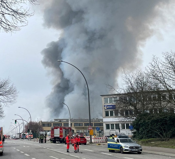 Hamburg’da yangın: 140 kişi tahliye edildi, zehirli partikül uyarısı yapıldı