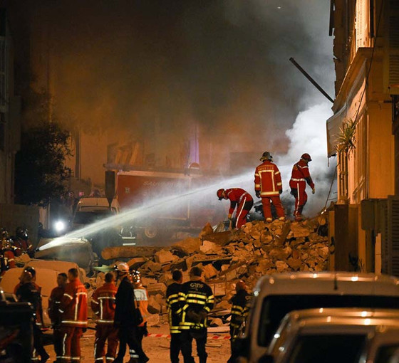 Marsilya'da patlamanın etkisiyle çöken binada yangın çıktı