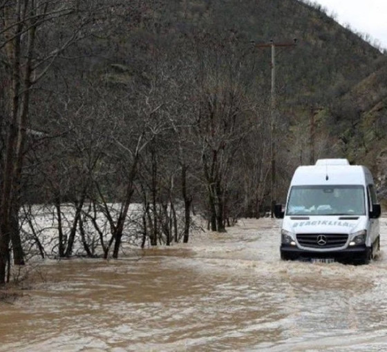 Dersim'de sağanak yağış: Munzur Çayı üç ayrı noktada taştı