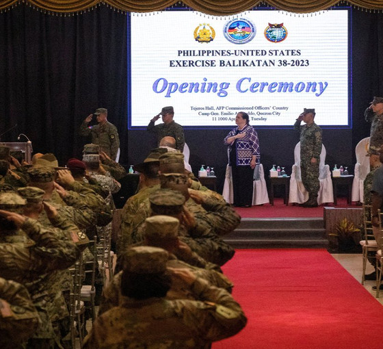 ABD ile Filipinler tartışmalı sularda en büyük savaş tatbikatına başladı
