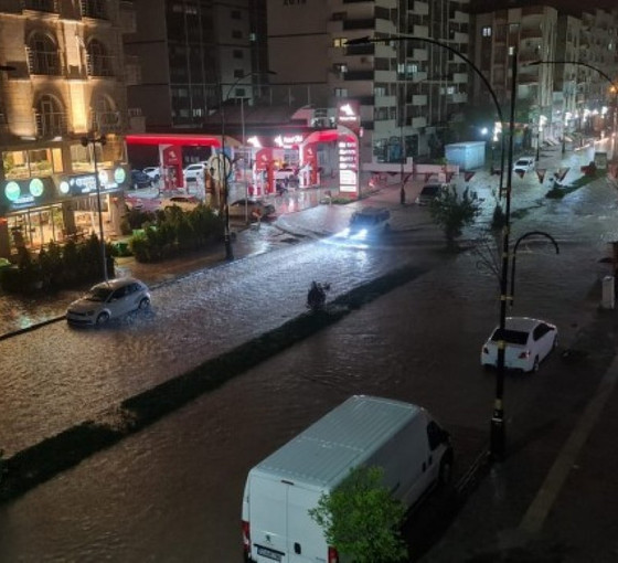 Cizre'de sağanak yağış: Caddeler göle döndü