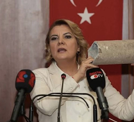 CHP'li başkan, kürsüye boruyla çıktı: 20 yıl halkı zehirlediniz!