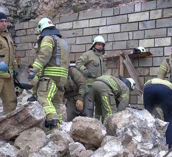 Silivrikapı'daki tarihi surlarda çökme: Bir kişi vefat etti
