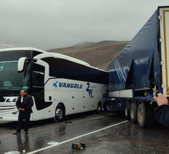 Hakkari'de yolcu otobüsü, TIR ve minibüse çarptı: Üç ölü, yedi yaralı