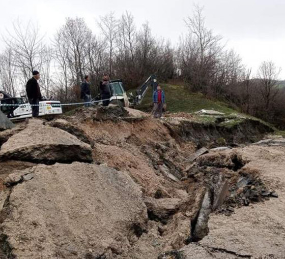 Samsun'da üç mahalleyi birbirine bağlayan yol çöktü