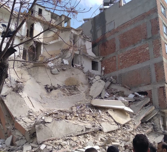 Kilis'te ağır hasarlı bir bina çöktü