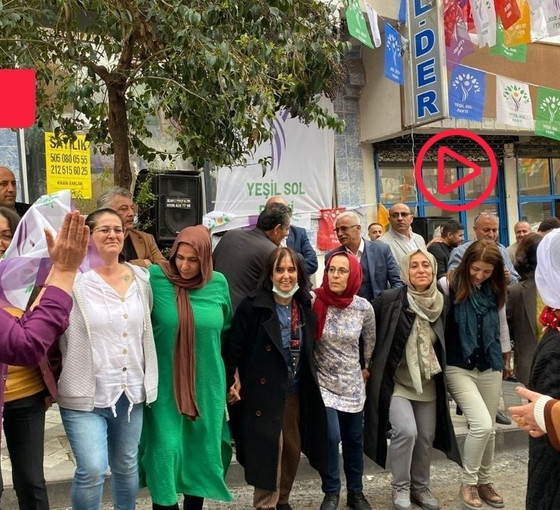 Yeşil Sol Parti Bağcılar'da seçim bürosunu açtı: Milletvekilleri de halaya durdu
