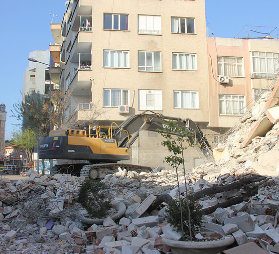 Kilis'te ağır hasarlı bina çöktü