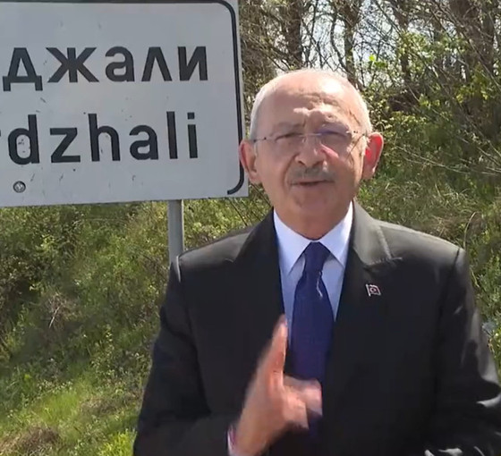 Kılıçdaroğlu, Kırcaali tabelası önünden seslendi: 'Size tek bir lafım olacak'