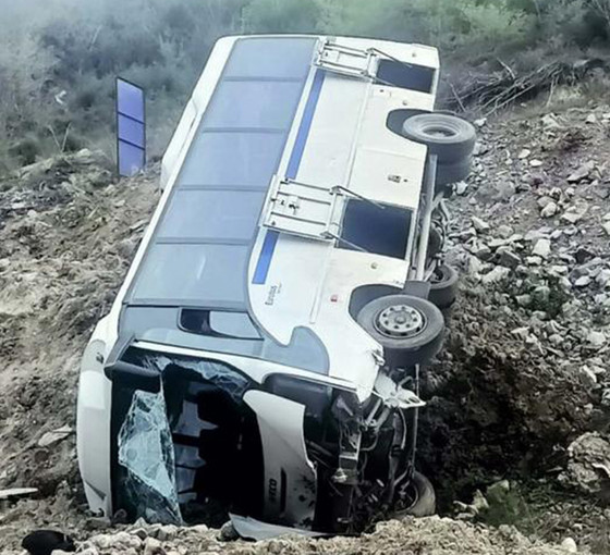 Manisa'da maden işçilerini taşıyan servis minibüsü devrildi: 6 işçi yaralandı