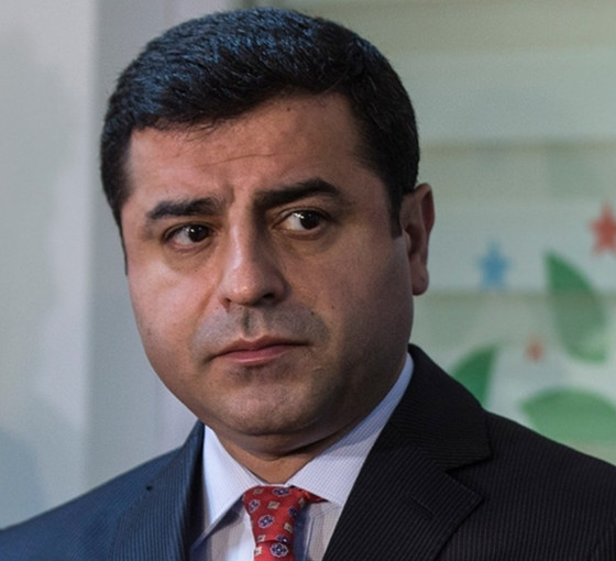 Selahattin Demirtaş'tan gençlere yeni seçim mesajı: Hobi olarak değil, değişim için kullan oyunu