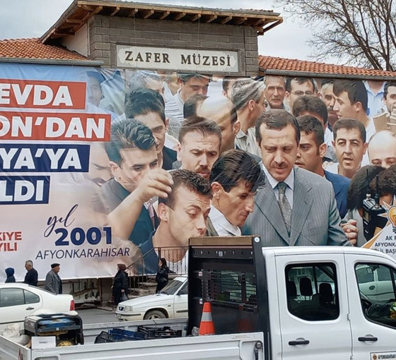 Zafer Müzesi ve vali binası AKP’nin seçim panosu oldu