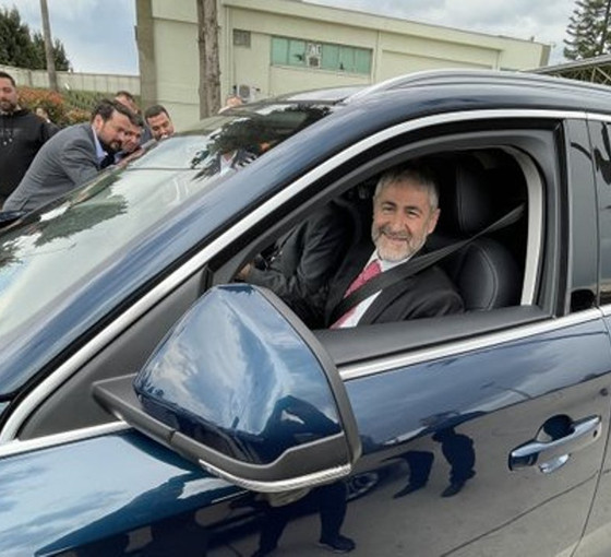 Bakan Nebati, yolda gördüğü Porsche sürücüsüne TOGG'la yarış teklif etmiş