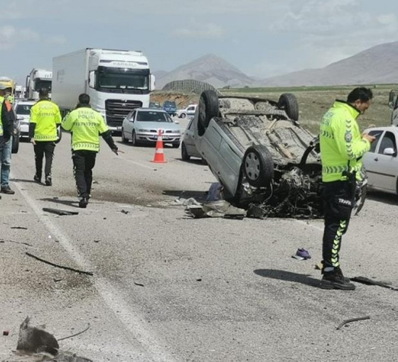 Maraş'ta iki otomobil kafa kafaya çarpıştı: Dört ölü, üç yaralı
