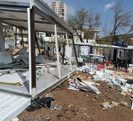 Maraş'ta çatıdan kopan parçalar çadırların üstüne düştü: 1 ölü, 40 yaralı
