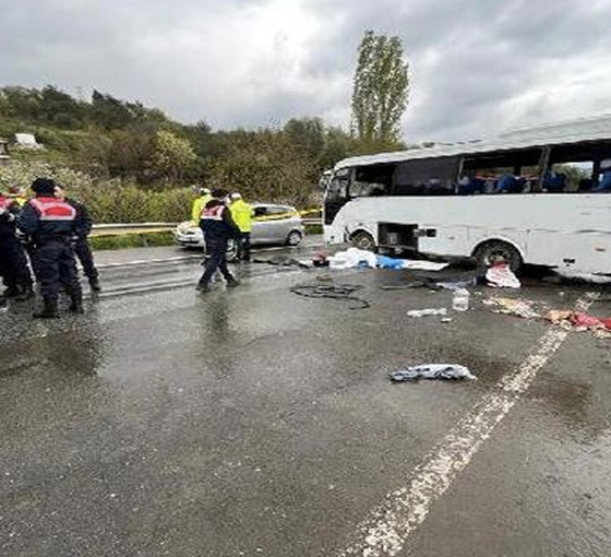 Sakarya'da işçileri taşıyan servis midibüsü devrildi: İki ölü, 12 yaralı