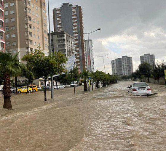 Adana'da sağanak ve dolu etkili oldu: Yollar göle döndü