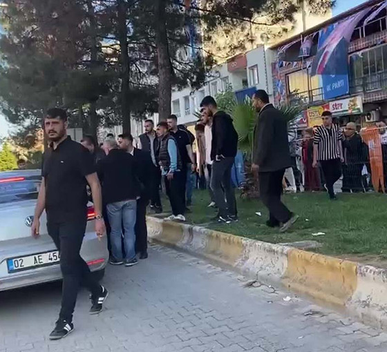 Adıyaman’da CHP konvoyundaki bir araca tekmeli-küfürlü saldırı