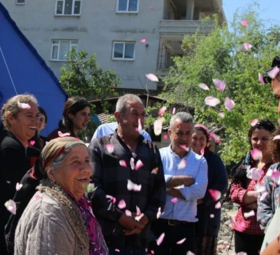 Yeşil Sol Partili adaylar Hatay'da güllerle karşılandı