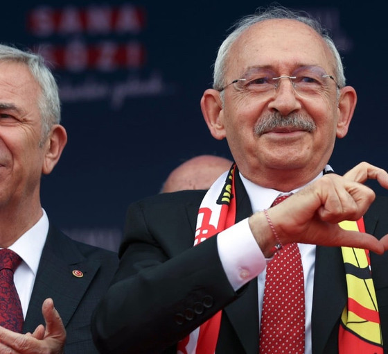 Mansur Yavaş’ın Kemal Kılıçdaroğlu’na bakıp kalp yapmaya çalıştığı anlar sosyal medyada gündem oldu
