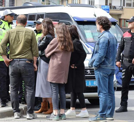 Ankara'da Yeşil Sol Parti'nin konvoyu 'trafik engelleniyor' gerekçesiyle durduruldu, üç kişi gözaltına alındı