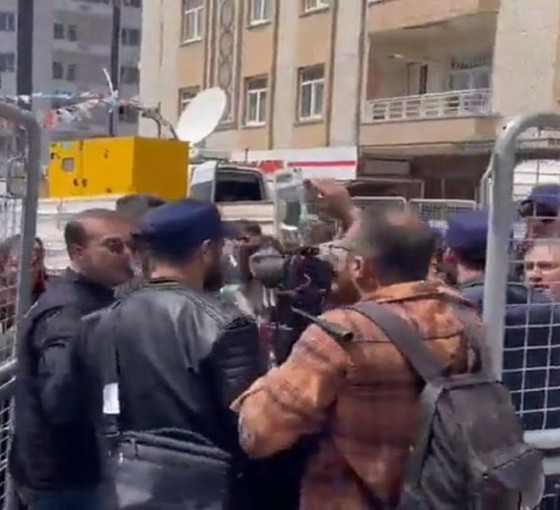 Van mitingini takip eden gazetecilere polis şiddeti